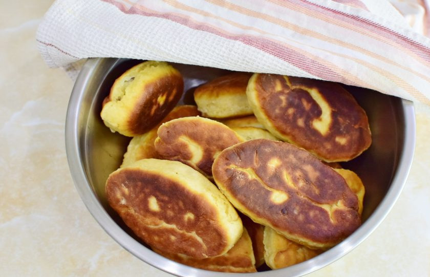 1. Этап. Жареные пирожки на кефире с картошкой и грибами: Готовые пирожки выложите в чашу и накройте полотенцем. Они пропарятся и дойдут.