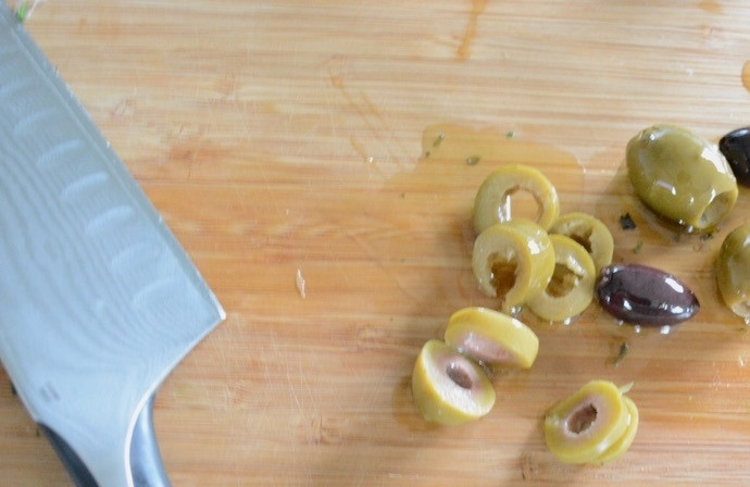 1. Этап. Картофельный салат с соусом Тцатцики: 6. Оливки без косточек нарежьте небольшими кусочками.