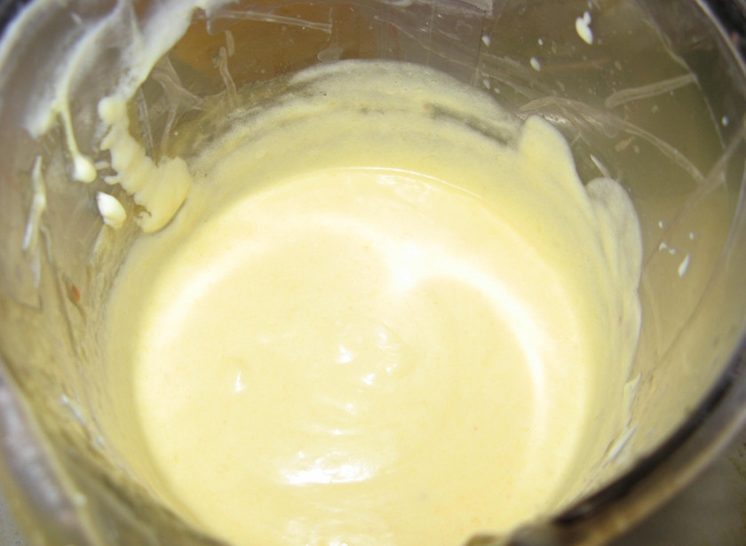 1. Этап. Домашнее мороженое без яиц: Персики (кстати, можно использовать и бананы, и ягоды вместо персиков) режем и измельчаем в блендере. Потом взбиваем сливки и добавляем к ним сгущенку. Потом добавляем персиковое пюре и снова взбиваем хорошенько.