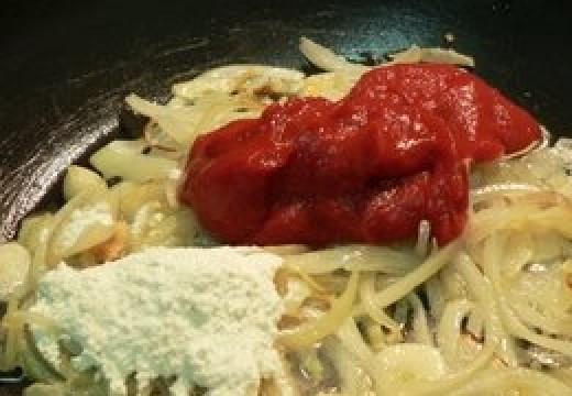 1. Этап. Запеченные тефтели: Добавляем муку и томатную пасту, размешиваем и жарим 2-3 минуты.