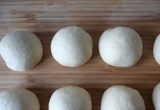 1. Этап. Булочки с плавленым сыром Ассорти: Каждый кусочек теста скатайте в шарик, накройте пищевой пленкой и оставьте на 10 минут.