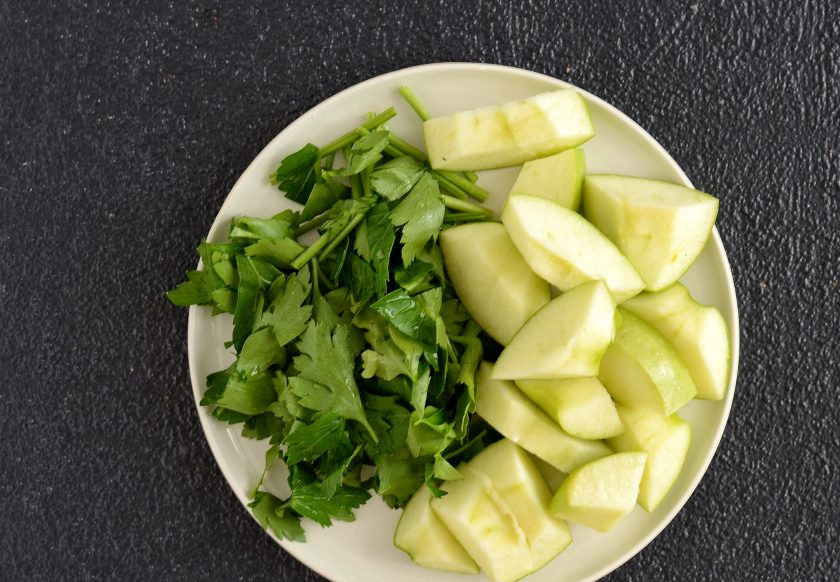 1. Этап. Смузи с петрушкой: Петрушку и яблоко помойте, обсушите и нарежьте на кусочки среднего размера.