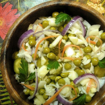 Салат из квашеной капусты и огурцов