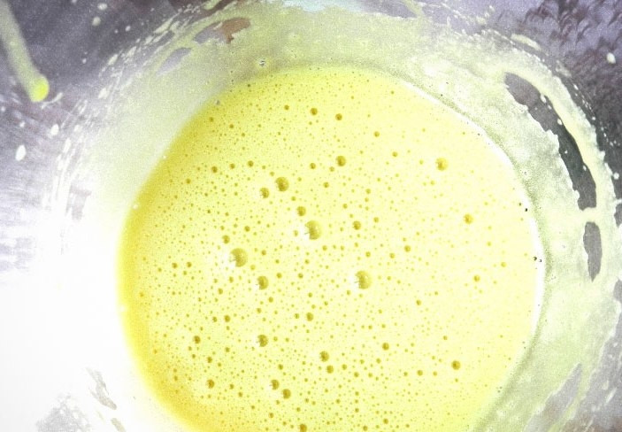 1. Этап. Кофе по-льежски: В другой посуде взбейте желтки. А в кастрюльке сварите сахар с водой до загустения. Потом влейте сахарный сироп в желтковую массу, продолжая взбивать.