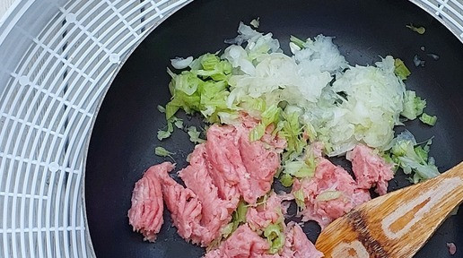 1. Этап. Запеченные яблоки с фаршем индейки: Селедерей и лук натереть на крупной терке, дополнительно измельчить крупные части ножом и обжарить вместе с фаршем. Масло добавлять не нужно: сока сельдерея и лука будет достаточно.