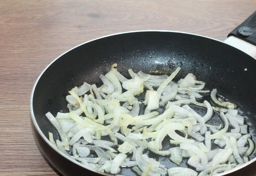 1. Этап. Крем-суп из поленты с сухариками: 2. На разогретом растительном масле обжариваем лук и чеснок, минут 5.