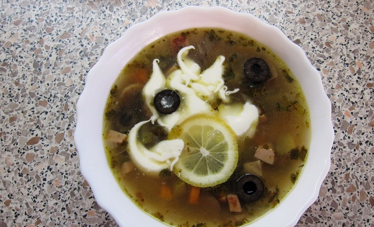 1. Этап. Солянка с маслинами: При подаче на стол добавьте в суп порезанные маслины, ломтики лимона и сметану. Приятного аппетита!