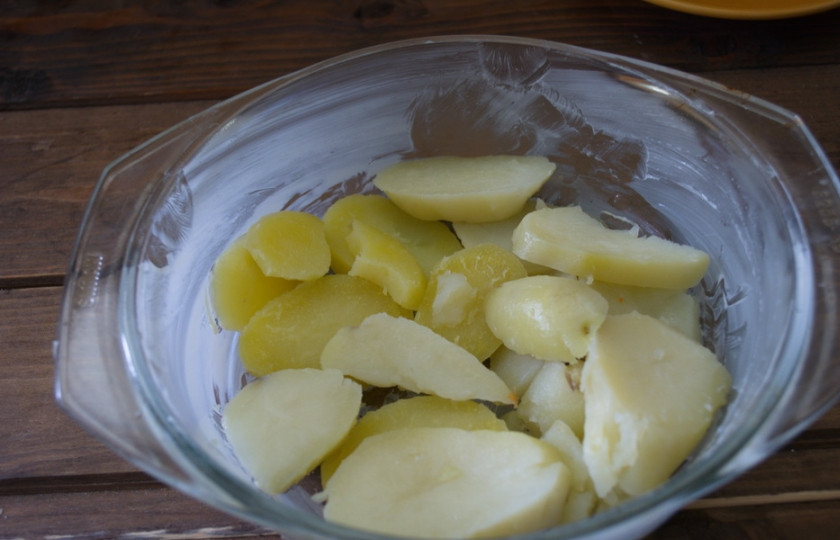 1. Этап. Запеканка мясная с овощами: Форму для запекания смазать маслом. Выложите слой картофеля на дно формы.