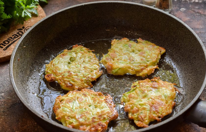 1. Этап. Оладьи из кабачков с беконом: В сковороде прогрейте растительное масло, выложите оладьи столовой ложкой. Жарьте оладьи с каждой стороны по 2-3 минуты на небольшом огне.