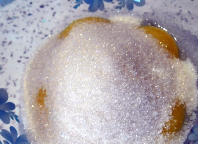 1. Этап. Мороженое в мультиварке: Желтки разотрите с сахаром.