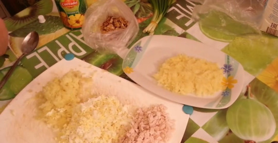 1. Этап. Праздничный салат: На блюдо выложите половину картофеля, сделав овальную форму. Смажьте слой майонезом.