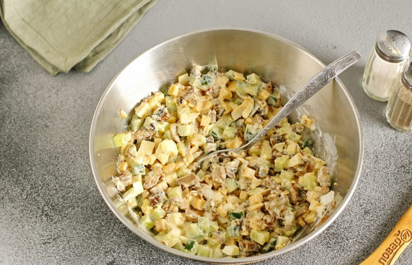 1. Этап. Салат с грибами жареными: Посолите и поперчите салат по вкусу. Заправьте сметаной или майонезом и хорошо перемешайте. Салат с грибами жареными готов.