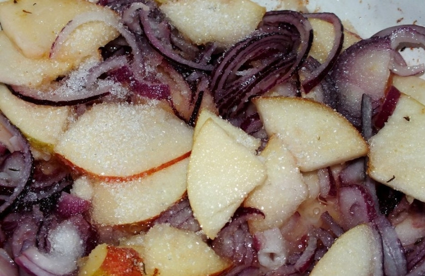 1. Этап. Крылышки в минералке на луковой подушке: Готовые крылышки уберите со сковороды, а вместо них положите яблоки с луком, чесноком и сахаром.