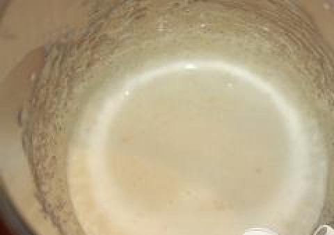 1. Этап. Кулич с орехами: Растираем добела сахар и желтки.