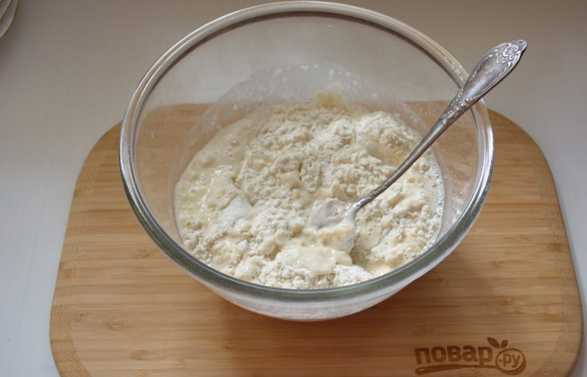 1. Этап. Роти Канай: Добавьте щепотку соли. Влейте немного воды (комнатной температуры) и начинайте замешивать тесто.