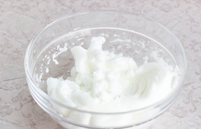 1. Этап. Меренги с малиновым соусом: Холодные белки взбейте до твёрдых пиков в чистой сухой посуде. Сначала на средней скорости, затем на высокой. Можно с щепоткой соли.