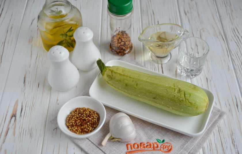 1. Этап. Острая закуска из кабачков: Подготовьте продукты. Кабачок вымойте, очистите чеснок. Приступим!