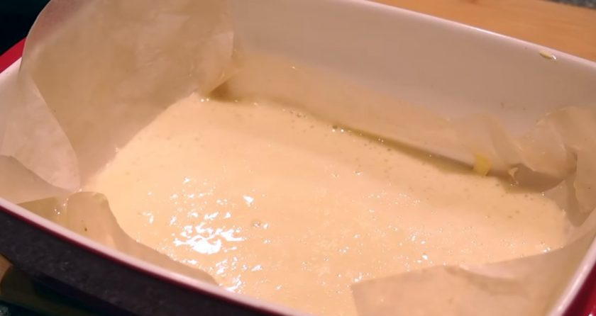 1. Этап. Муссовый торт Рафаэлло: Тесто перелейте в форму для выпечки, застеленную пергаментом. Отправляйте выпекаться корж в разогретую до 180 градусов духовку на 10-15 минут.