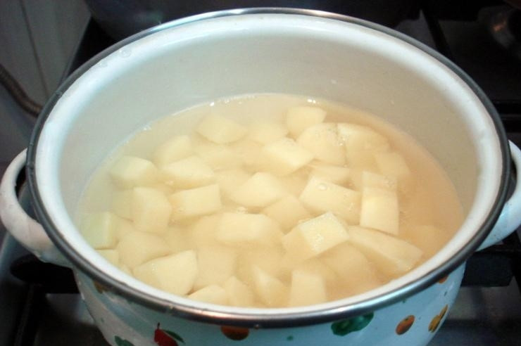 1. Этап. Рассольник с почками и перловкой: Отдельно отварите очищенный, промытый и нарезанный картофель (до готовности).