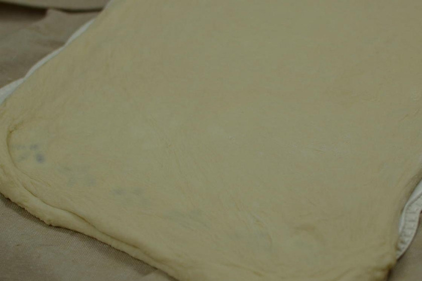 1. Этап. Булочки московские: Затем тесто делим на две равные части, раскатываем в прямоугольник и смазываем внутреннюю часть сливочным маслом (50 гр).