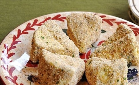 1. Этап. Сыр, жареный в панировке: 6. Приготовленные к обжарке кусочки поставьте рядом с плитой.