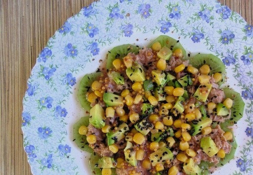 1. Этап. Новогодний салат Тунец и киви: Полейте заправкой, посыпьте смесью перцев и кунжутом.