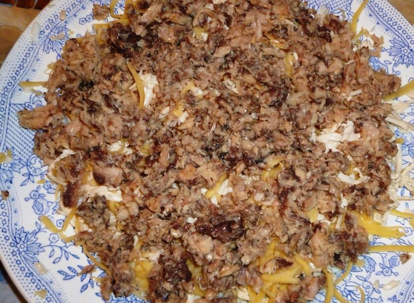 1. Этап. Торт Салатный: 4) Теперь аккуратно покрываем наши 2 слоя рыбкой.