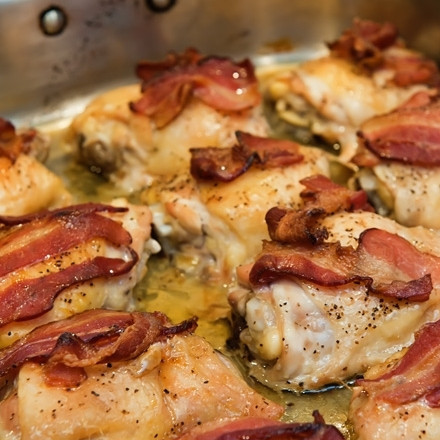 1. Этап. Курица в беконе: 2. Выпекайте курицу с беконом в духовке в течение 45 минут. Бекон должен быть хрустящим, а куриное мясо должно отходить от косточки.