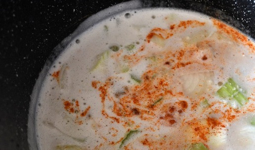 1. Этап. Суп-пюре из горошка с кешью: Добавить к орехам сельдерей и лук, поперчить. Довести смесь до кипения. Варить на слабом огне под крышкой 10 минут.