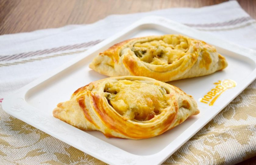 1. Этап. Лодочки из слоеного теста: 7. Немного остудите пирожки. Приятного аппетита!