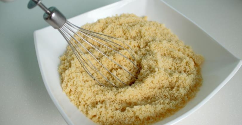 1. Этап. Смородиновый чизкейк: Сначала приготовьте основу для чизкейка. Для этого растопите сперва 150 грамм масла, смешайте муку с сахаром (150 грамм), добавьте ванильный сахар и щепотку соли. В сухую смесь влейте масло и размешайте.