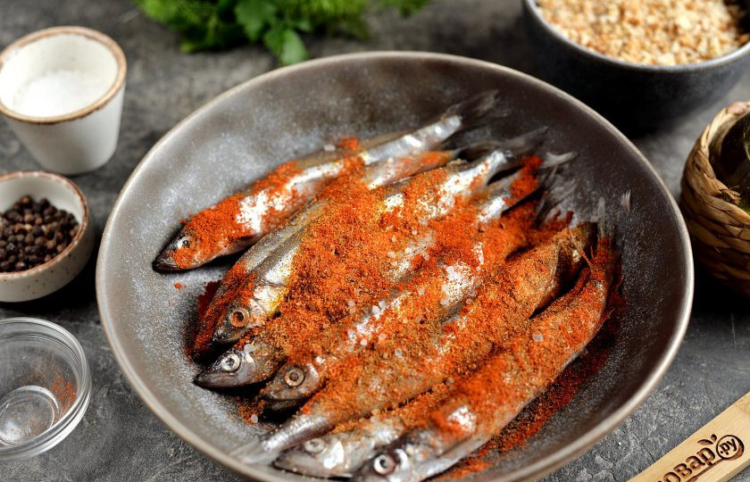 1. Этап. Мойва с корочкой в духовке: Добавьте немного растительного масла, приправы и хорошенько обваляйте в них мойву.