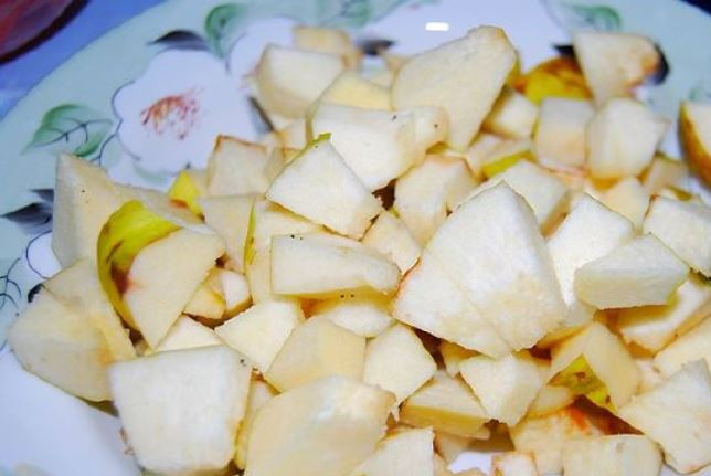 1. Этап. Кавказский суп из баранины: Мелко нарежьте айву.