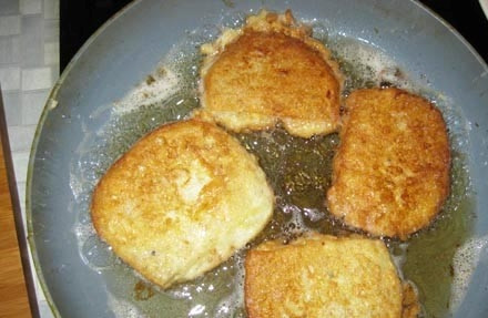 1. Этап. Гренки с яйцом: Растопите сливочное масло на сковороде. И обжарьте гренки с яйцом с обеих сторон до хрустящей корочки.