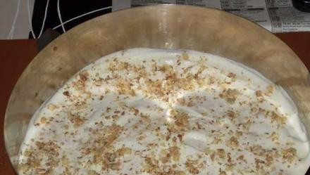 1. Этап. Торт Мишка: 4. Для крема взбить яичные белки с сахаром и добавить измельченные орехи, а также сметану. Перемешать.