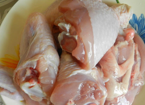 1. Этап. Курица с баклажанами в мультиварке: Курицу промываем и крупно нарезаем.