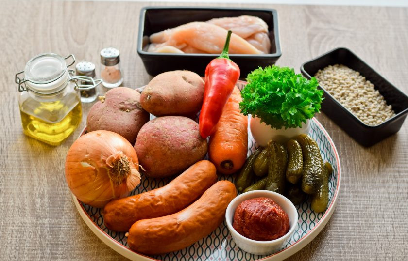 1. Этап. Рассольник с копченой колбасой и перловкой: Подготовьте все необходимые ингредиенты.