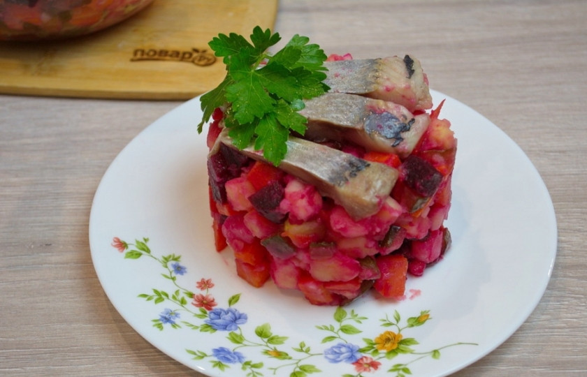 1. Этап. Необычный винегрет: Картофель и морковь откиньте на сито. Дайте стечь воде и промойте картофель под проточной водой. Вода остановит процесс варки. Добавьте в салатник картошку с морковью. Перемешайте. Смешайте небольшое количество растительного масла, лимонного сока и черного молотого перца. Полученной смесью заправьте весь салат. Уложите его на тарелку. На каждую порцию салата выложите кусочки соленой селедки. Я решила подать блюдо с целыми кусочками селедки, но можно сельдь нарезать, смешав ее с нарезанным репчатым луком. Выложите рыбку сверху на салат.