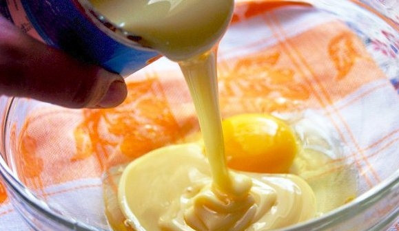 1. Этап. Сушки домашние: В миску вбейте яйца и влейте сгущенное молоко.