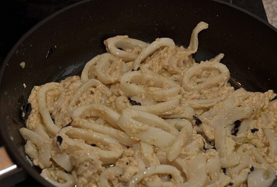 1. Этап. Макароны с кальмарами: 9. Когда кальмары обжарятся, добавить их в соус. Посолить и поперчить по вкусу, на медленном огне потушить еще пару минут и можно подавать к столу.