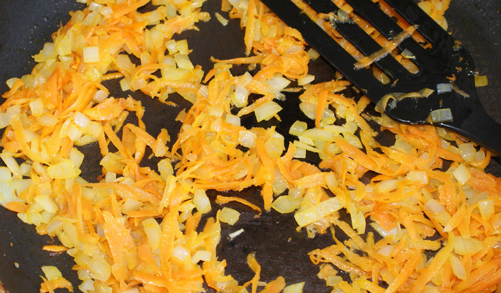 1. Этап. Борщ на курином бульоне: Натираем вторую морковь на терке, лук измельчаем. Обжариваем овощи на масле до мягкости и золотистости.