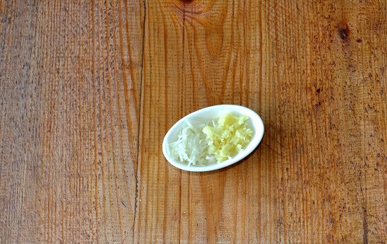 1. Этап. Курица по-китайски с баклажанами: Параллельно измельчите чеснок и имбирь.