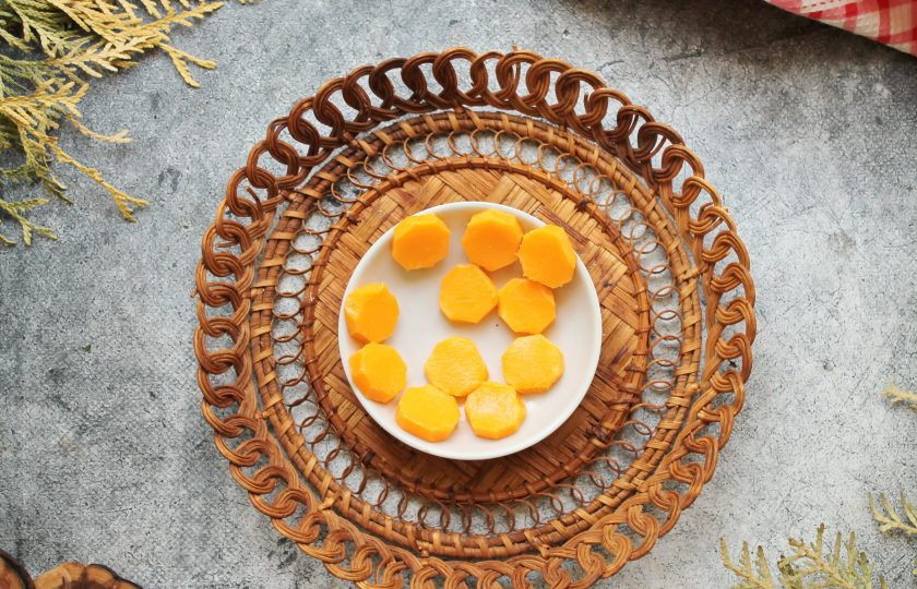 1. Этап. Конфеты Яичница: Для начала сделайте из конфет круглые заготовки для желтка. Для этого острым ножом подравняйте углы, придавая круглую форму. Если конфеты высокие, разрежьте на две половинки.