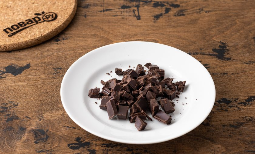 1. Этап. Горячий шоколад с кофе и с перцем чили: Шоколад крупно порубите.