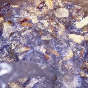 1. Этап. Пассерованный грибной суп: Как только морковь станет мягкой, а лук - прозрачным, вливаем в кастрюлю полтора литра воды. Увеличиваем огонь, доводим до кипения, после чего вновь уменьшаем огонь до средне-слабого.