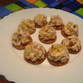 Канапе с ананасами, курицей и апельсинами