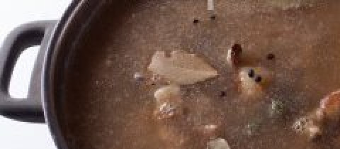 1. Этап. Мясная подлива к рису: Клейкую массу из мяса и овощей переваливаем в большую кастрюлю и заливаем мясным бульоном. Добавляем лавровый лист, тимьян и чёрный перец. Не солим. Кастрюлю эту на самом слабом огне держим под не полностью прикрытой крышкой минимум 3 часа.