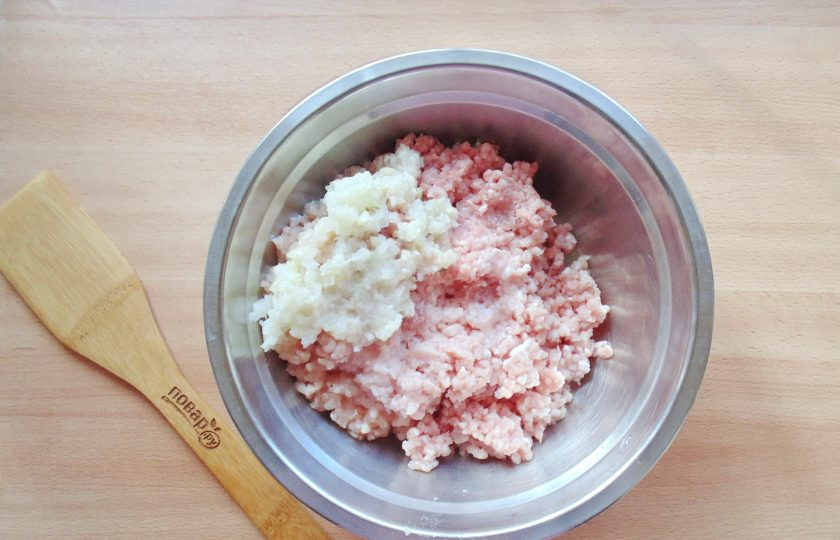1. Этап. Котлеты по-украински: Чеснок и лук очистите, помойте и тоже пропустите через мясорубку.
