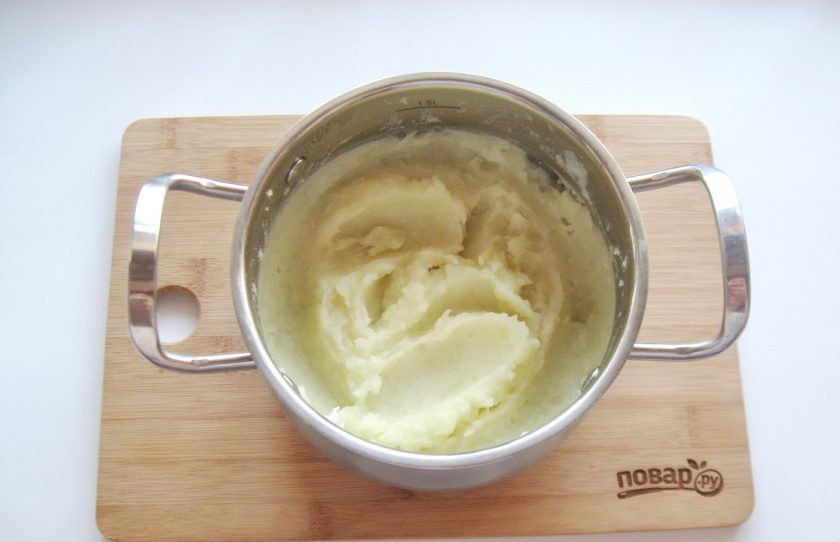 1. Этап. Луковое пюре: Добавьте мускатный орех по вкусу и разомните лук с картофелем, молоком и сливочным маслом в пюре.