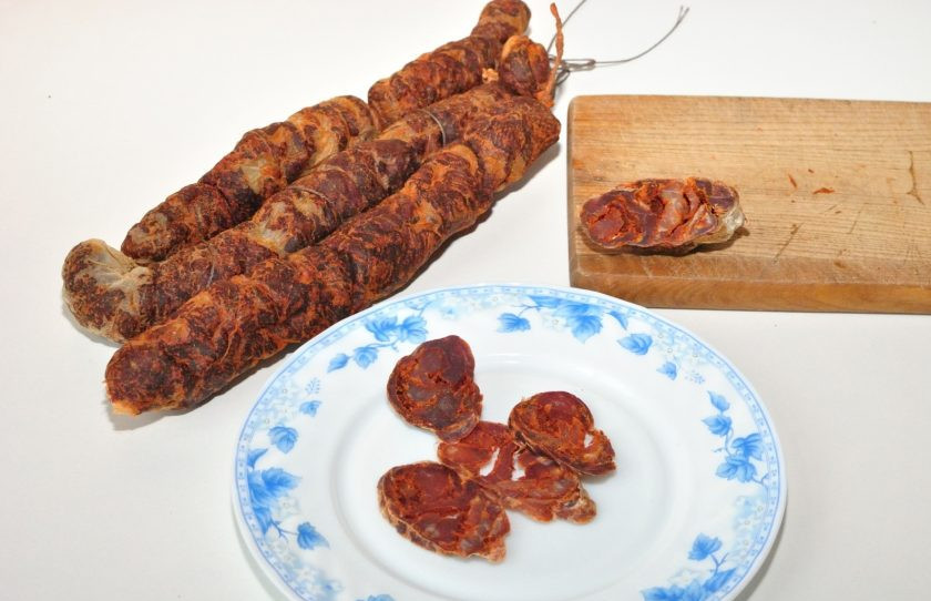 1. Этап. Домашняя сыровяленая колбаса: 9. В длину она усадку почти не дает (если плотно набили), а вот в ширину подсохла ощутимо. Если хотите, чтобы готовый продукт имел более эстетичный вид, каждую неделю прокатывайте ее скалкой, тем самым придавая форму. Я этого никогда не делаю, потому что вкус такой колбаски выигрывает над ее вешним видом.